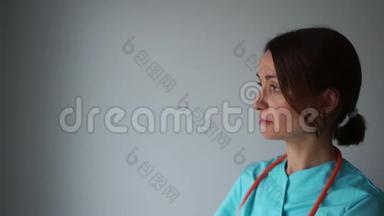 年轻漂亮的医生在医院看一个病人的x光。 国际医生日，诊断女医生